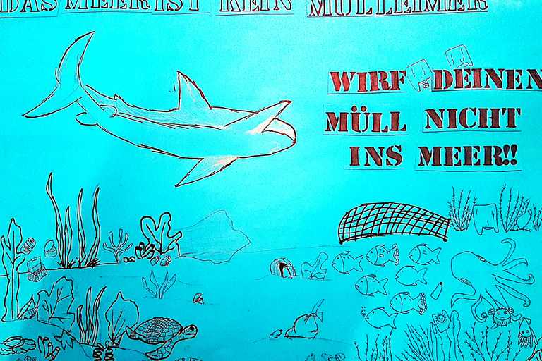 Plakat mit Meereswelt und Schriftzug
