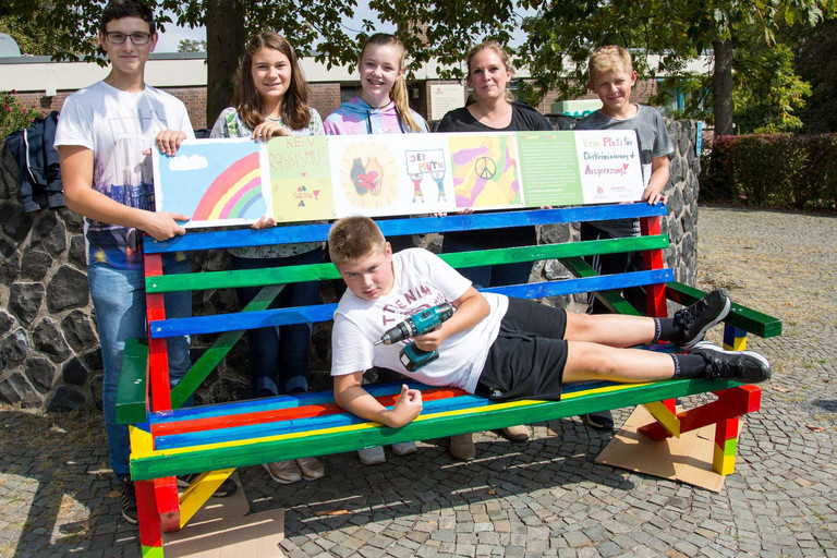 Schüler präsentieren selbstgebaute Bank