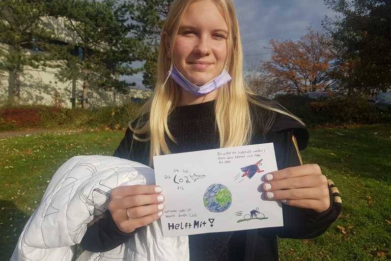 Mädchen mit Zeichnung Klimabotschaft