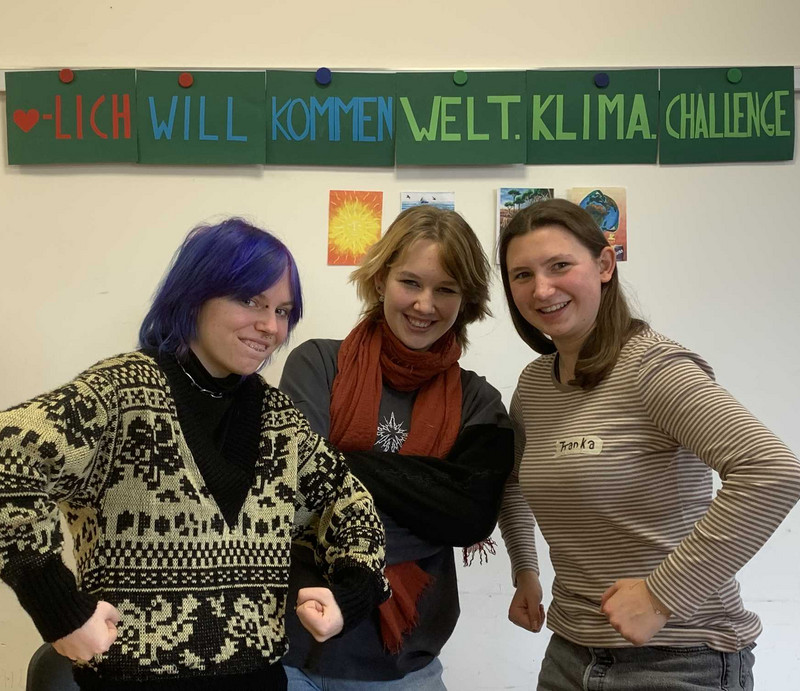 Drei Schülerinnen in Kampfpose