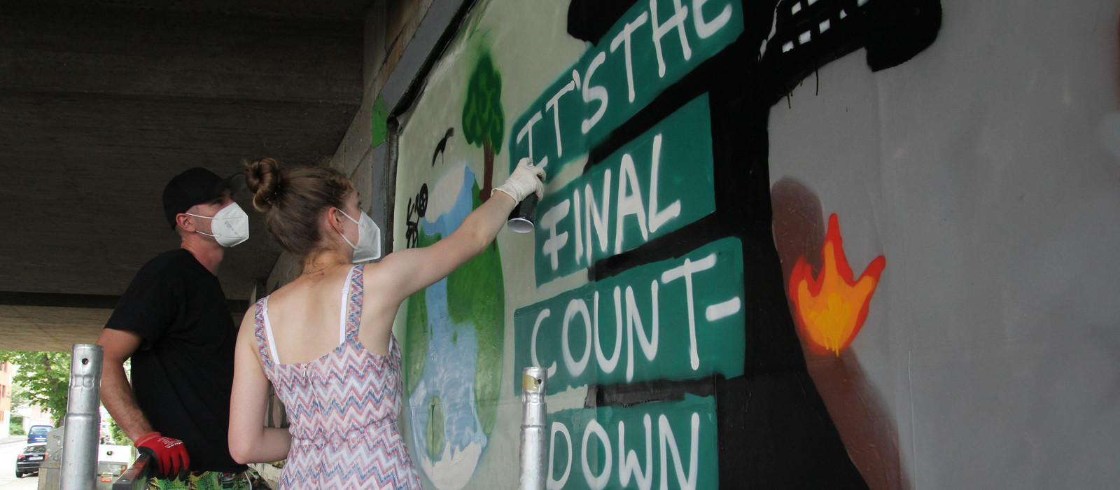 Schüler*innen gestalten ein Werbeplakat mit Botschaften zum Klimawandel.