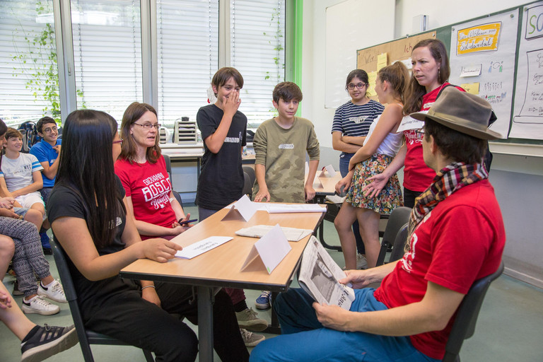 Schüler:innen spielen Theater im Klassenraum