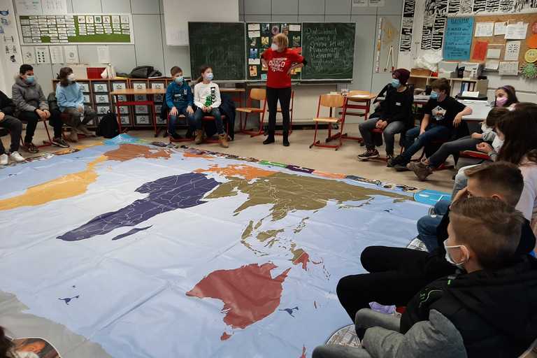 Große Plane mit Weltkarte in Klassenraum