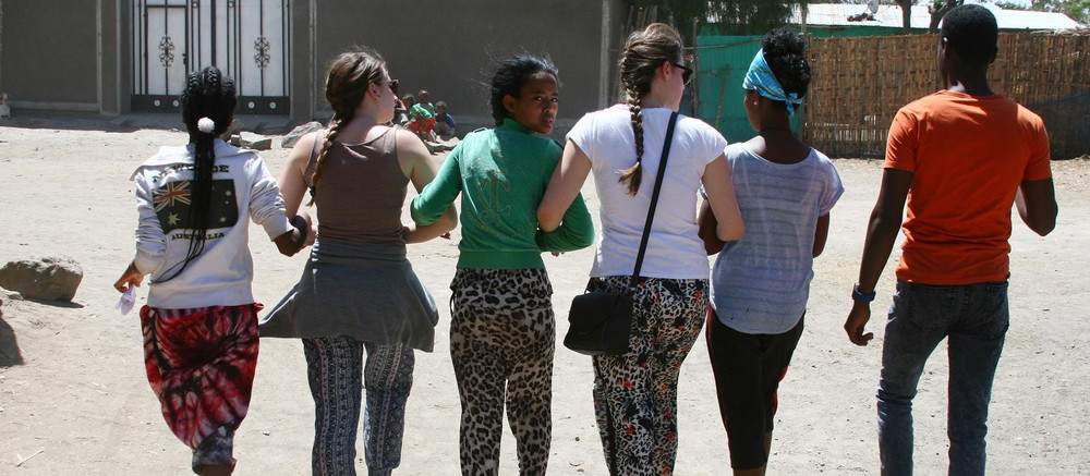 Jugendliche Arm in Arm nebeneinander