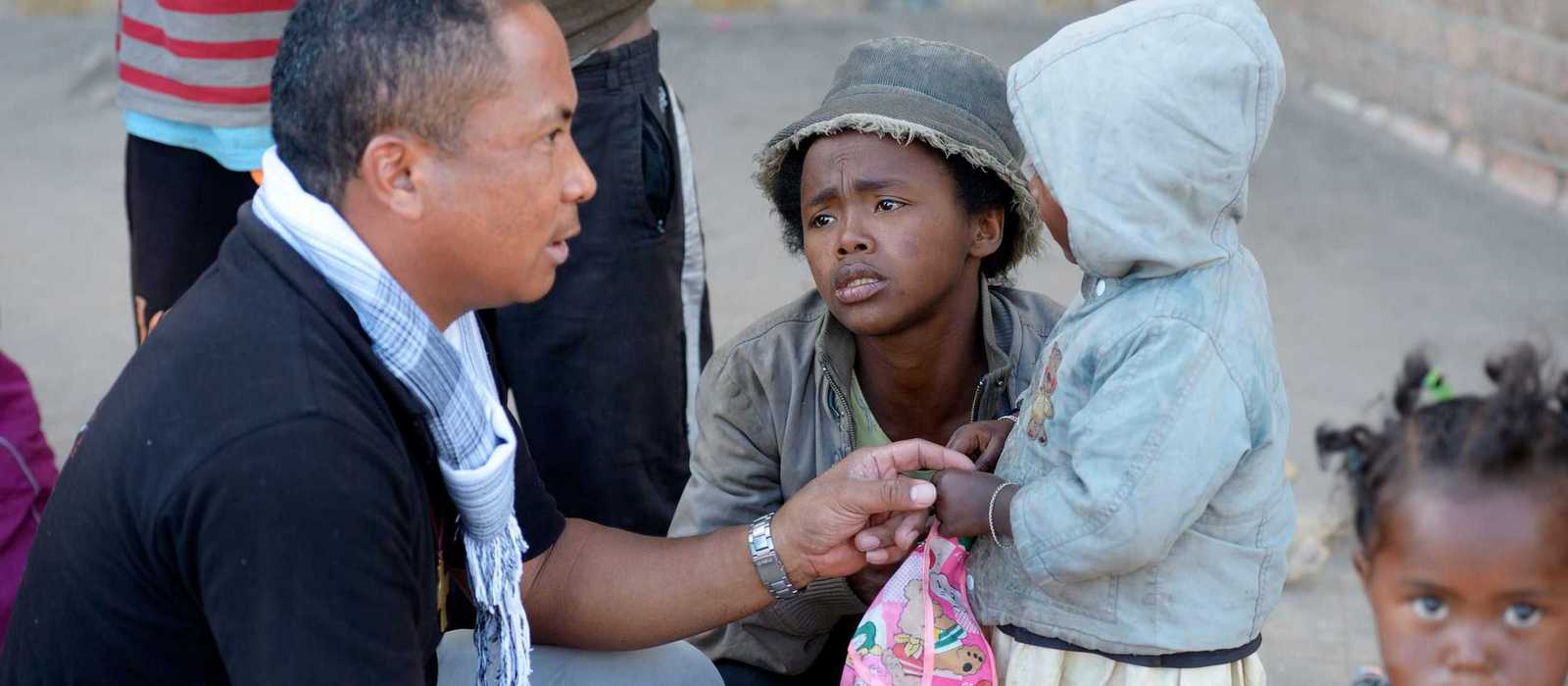 Pater Jannot SDB mit Straßenkindern auf Madagaskar