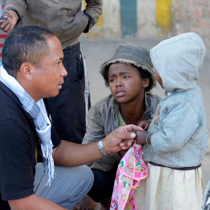 Pater Jannot SDB mit Straßenkindern auf Madagaskar