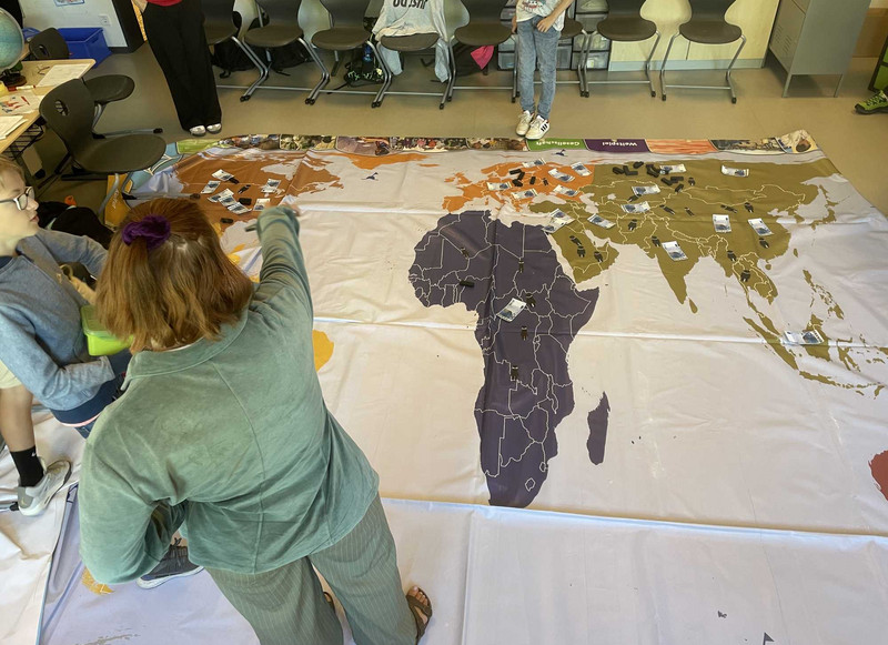 Weltkarte liegt auf Boden im Klassenraum