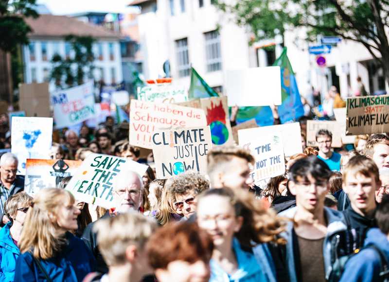 Junge Menschen bei Klimademo