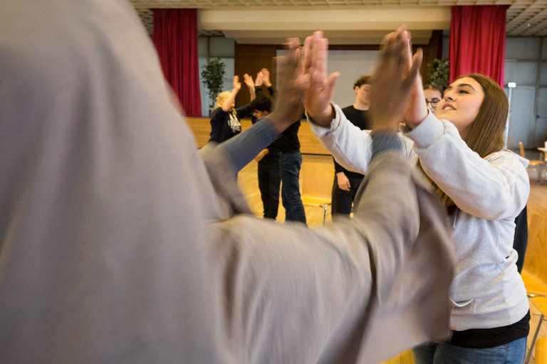 Schülerinnen klatschen sich ab
