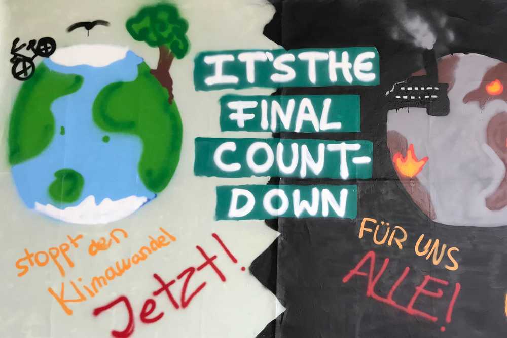 Gespraytes Plakat mit Slogan "It's the final Countdown"
